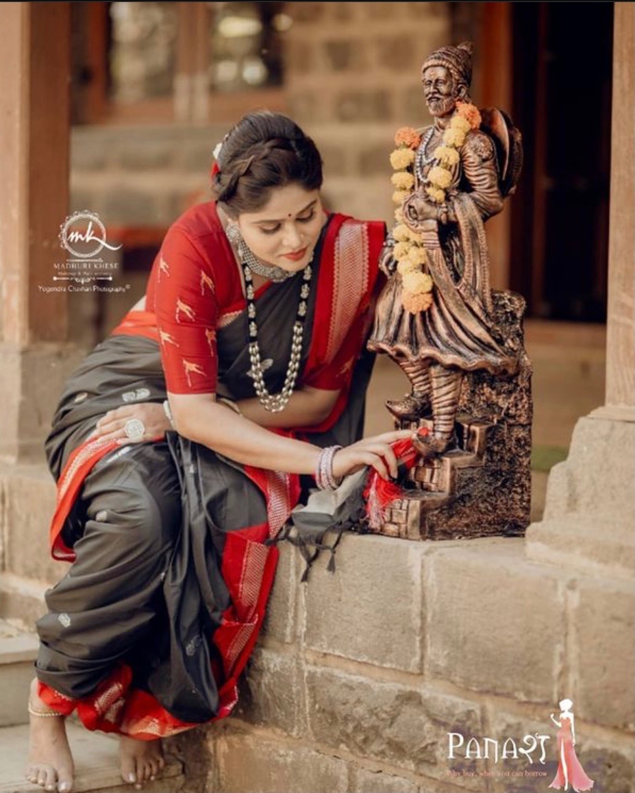 Black Silver Border Nauvari Saree