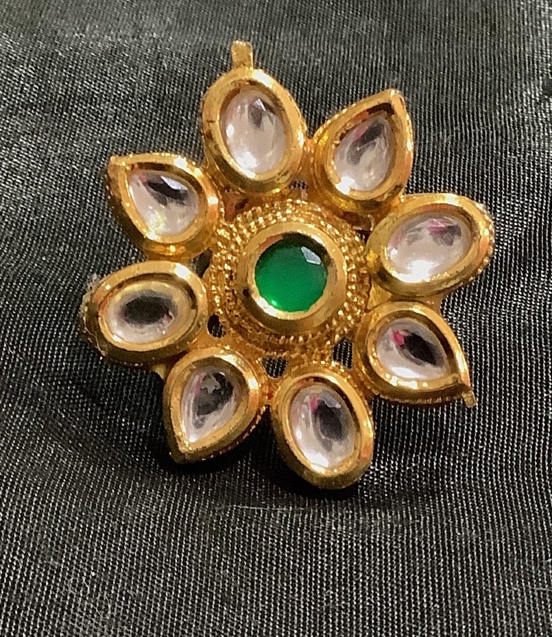 Dimond  middele  Green fingerrring 