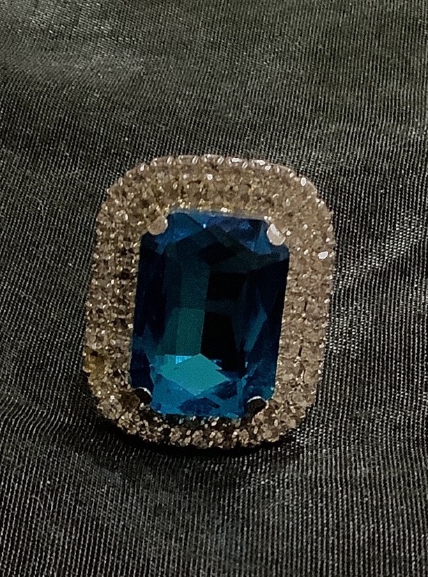 blue diamnd finger ring 