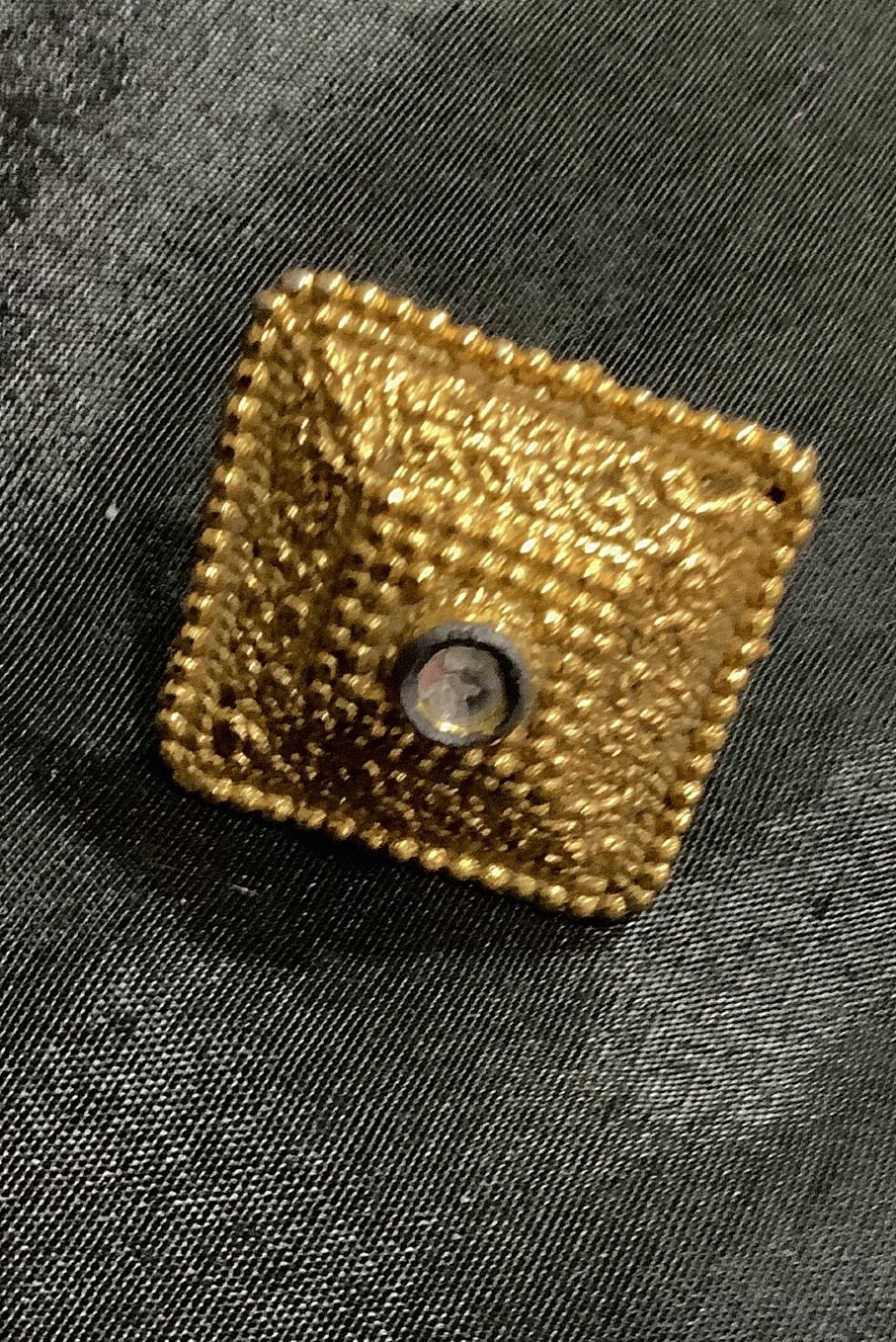 Golden square handring