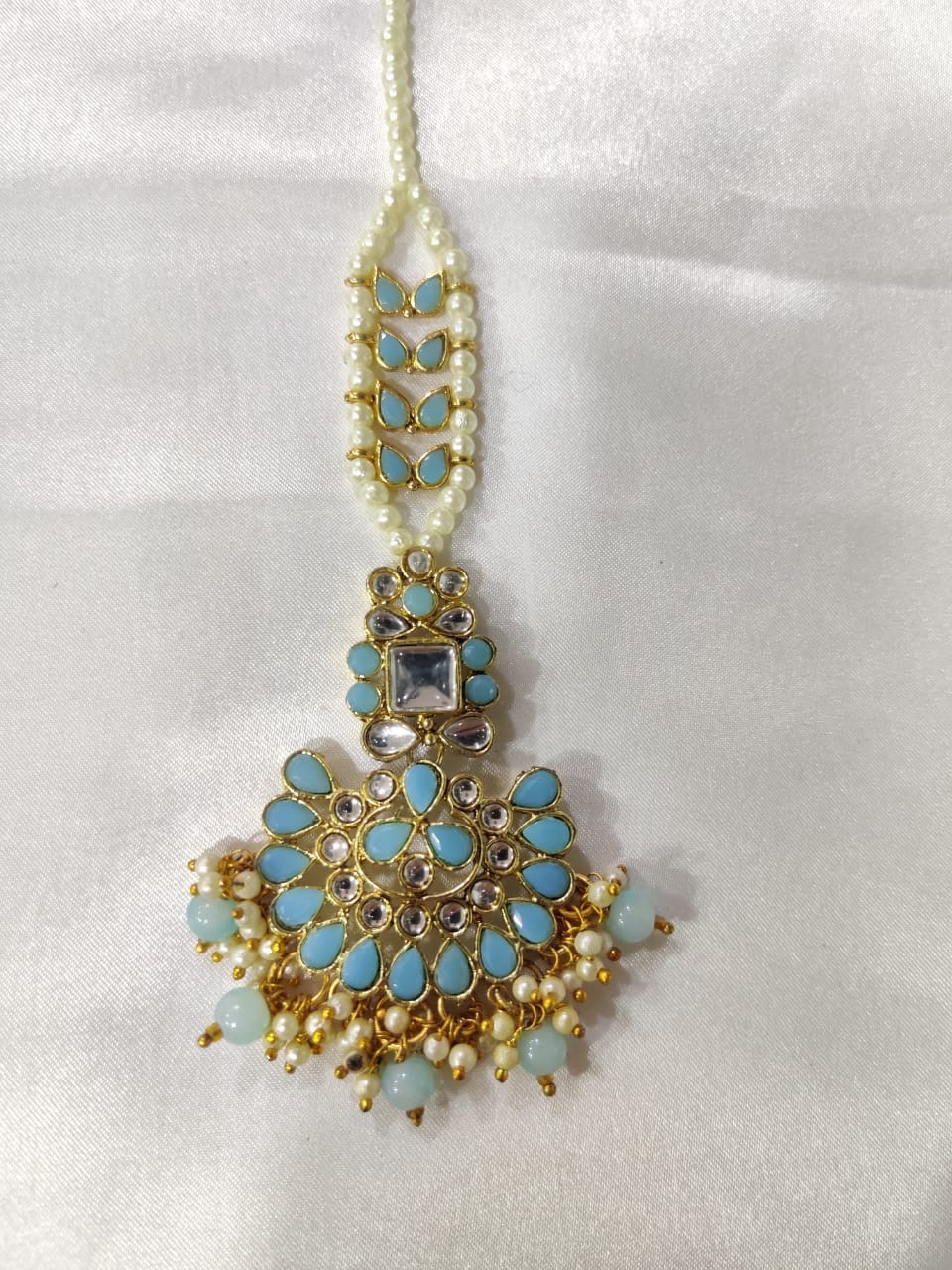 Sky blue kundan moti bindi 