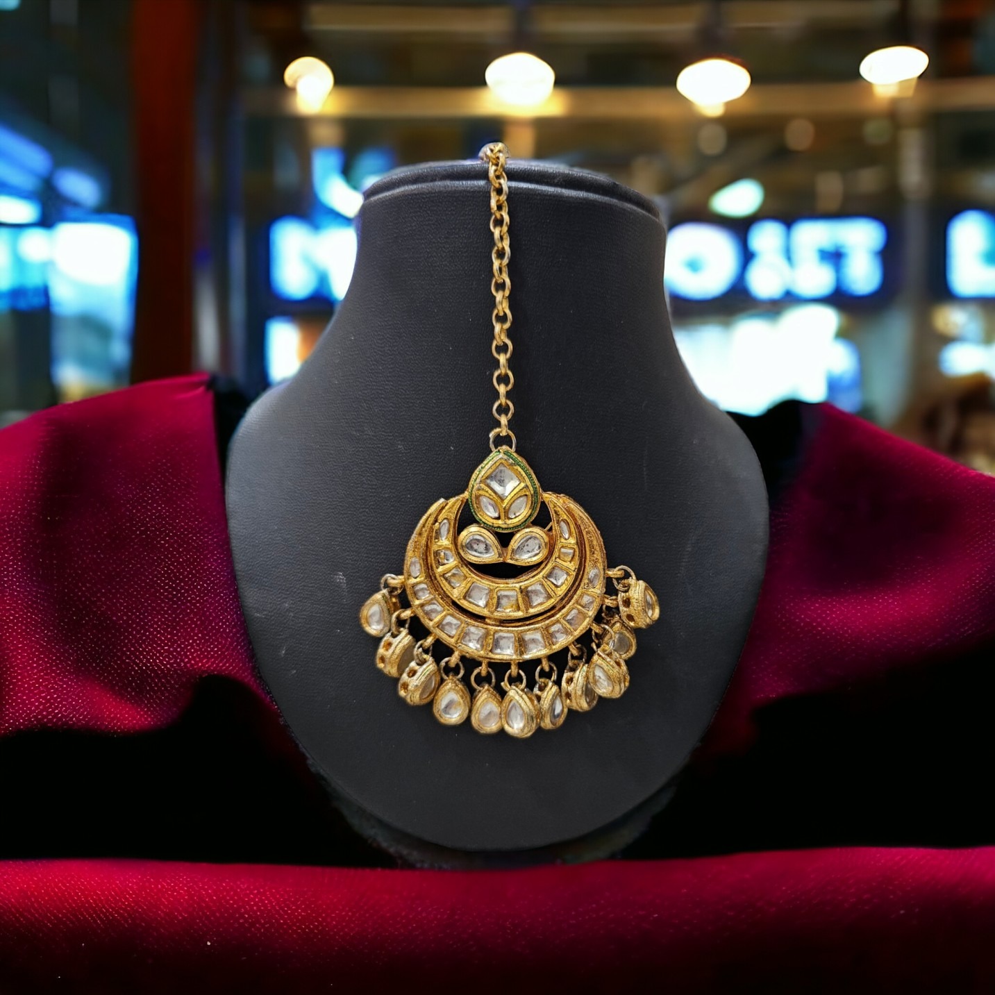 Golden kundan havy bindi 