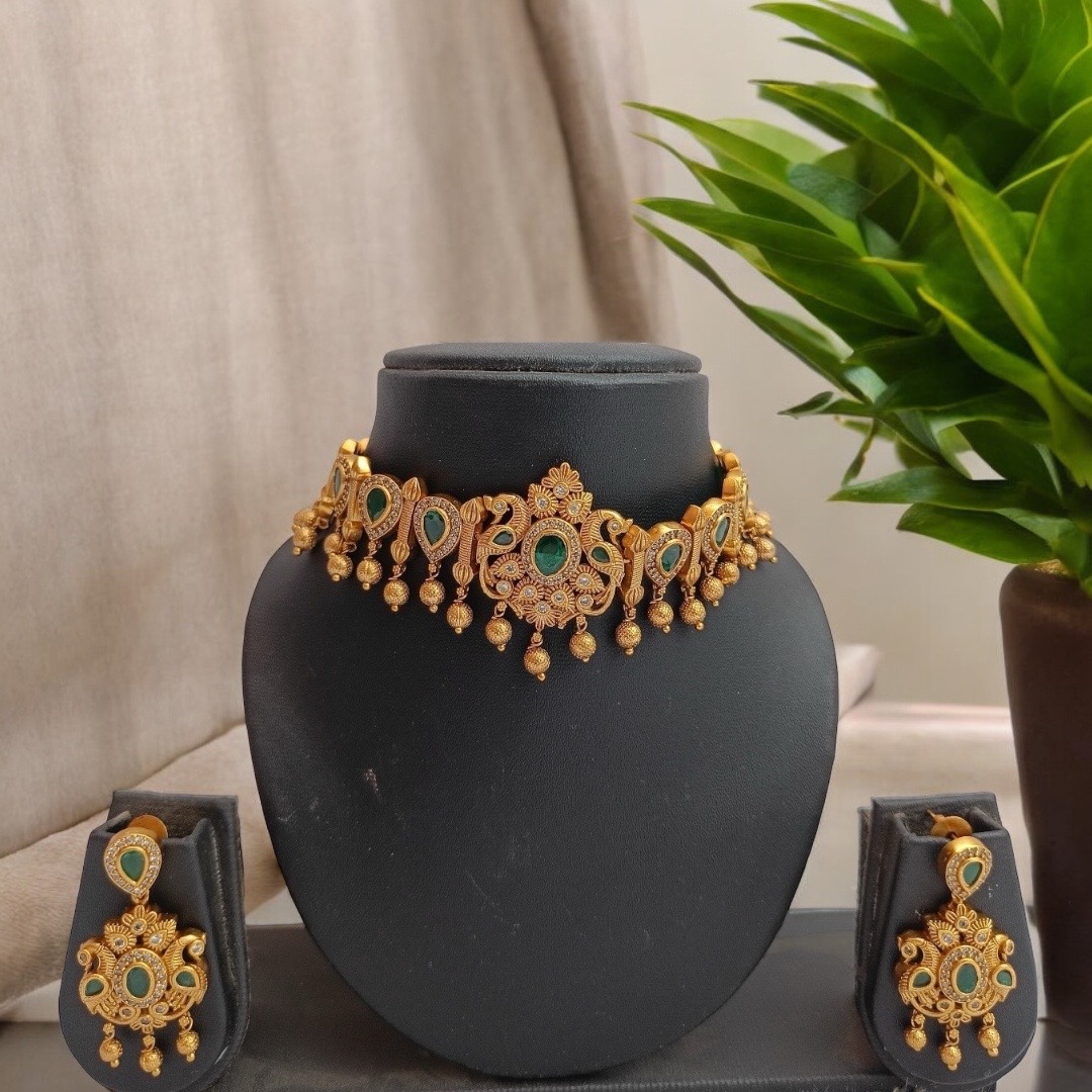 Green  Beats Gold Chokker Set 