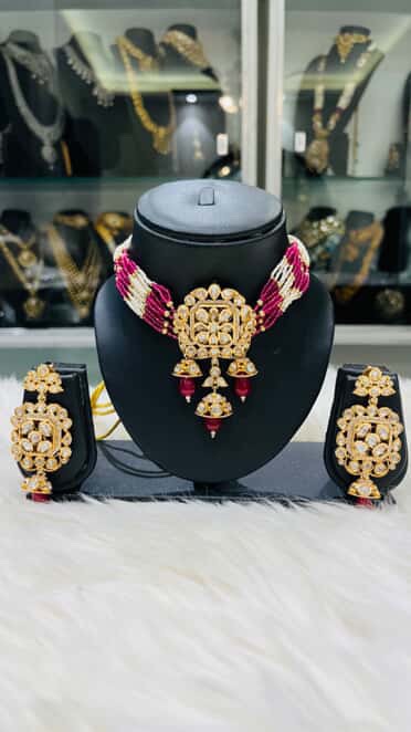 Red kundan small choker 
