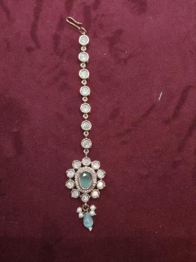 Pista Kundan Bindi 