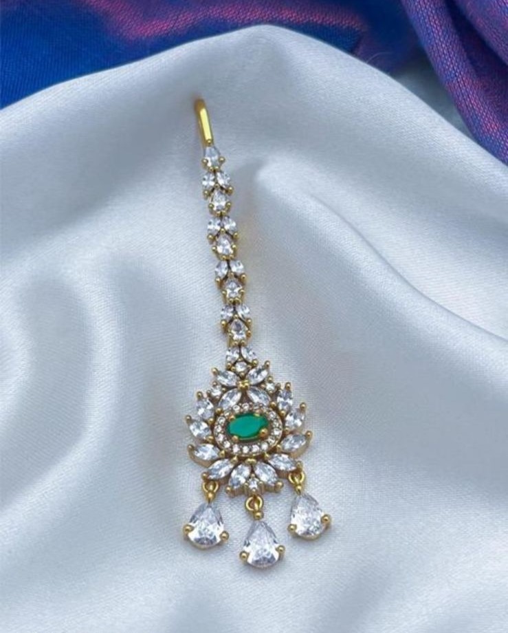 green kundan bindi